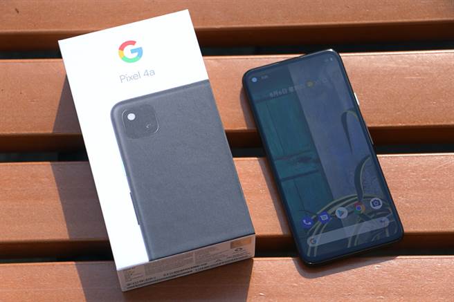 Google Pixel 4a包装盒与手机。（黄慧雯摄）