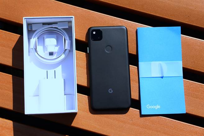 Google Pixel 4a包装内配件，没有耳机。（黄慧雯摄）
