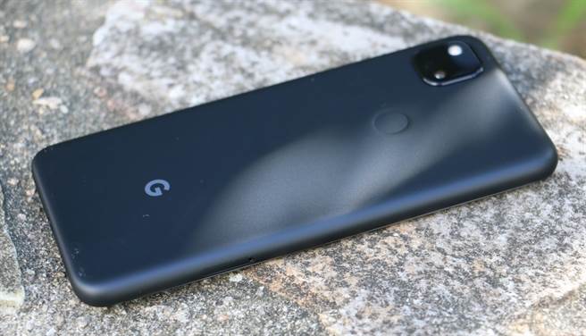 Google Pixel 4a机身（左侧）。（黄慧雯摄）
