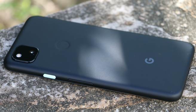 Google Pixel 4a机身（右侧），电源键採用撞色设计是Pixel 手机的特色。（黄慧雯摄）
