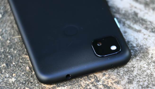 Google Pixel 4a机身（顶端）保留3.5mm耳机孔。（黄慧雯摄）
