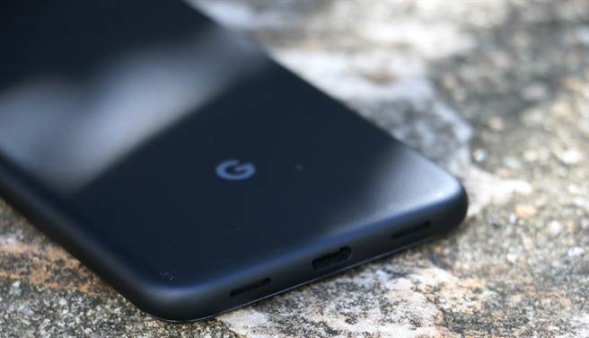 Google Pixel 4a机身（底部）採用USB-C连接埠。（黄慧雯摄）
