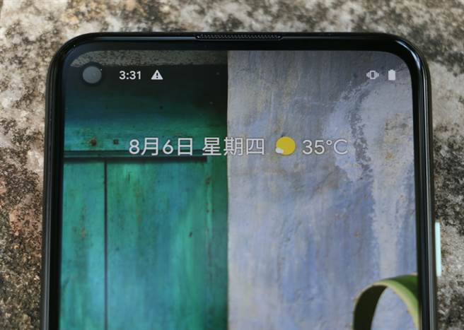 Google Pixel 4a机身是第一款採用挖孔萤幕的Pixel手机。（黄慧雯摄）
