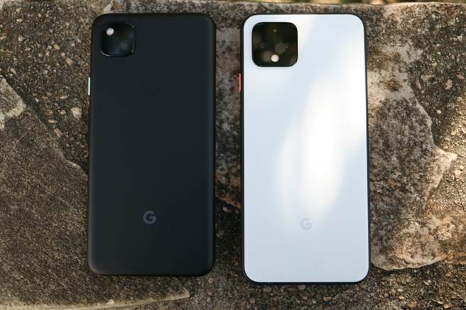 Google Pixel 4a（左）对比Pixel 4，萤幕变大但机身变小。（黄慧雯摄）
