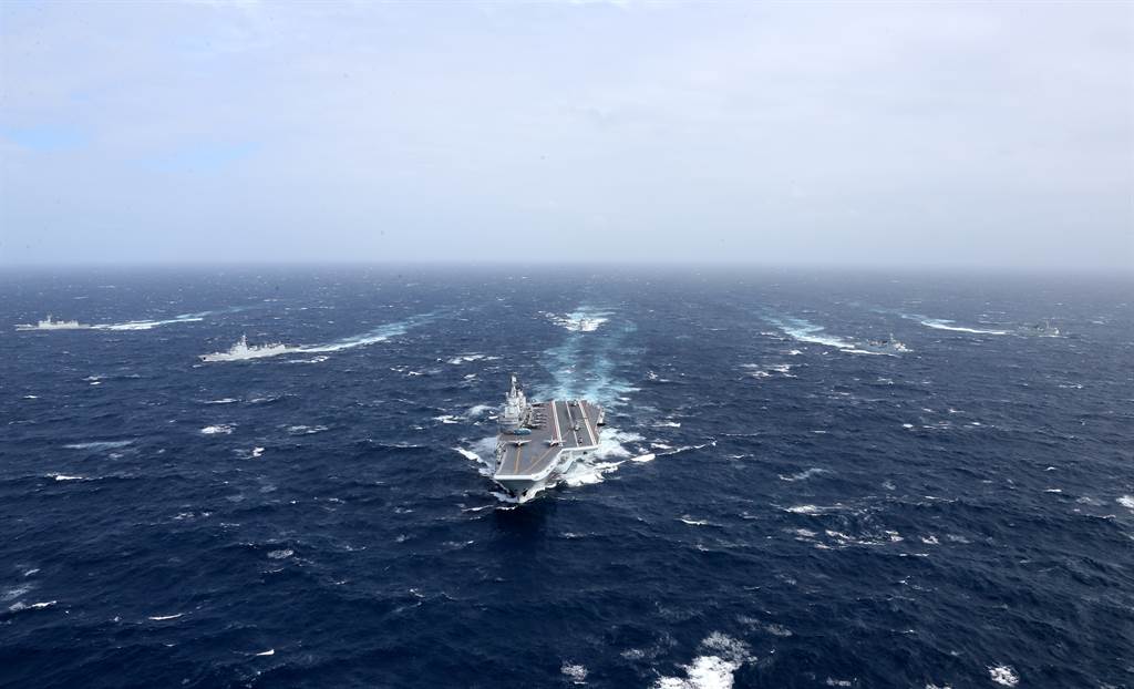 中方海軍遼寧艦航母編隊向西太平洋航渡的資料照。（新華社）