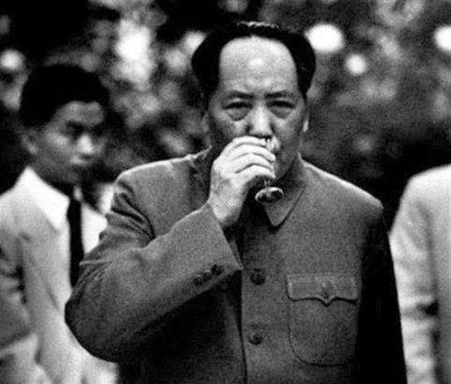 毛泽东不爱饮酒，也会劝其同僚干部少喝酒以免误事，他留下的饮酒照片不多，大部份都是政治性场合举杯的形式。（图／网友）