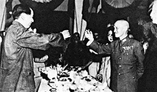 毛泽东在重庆谈判时接受当时民主人士招待，开心畅饮醉酒而归，但蒋介石在宴会上仅形式碰杯、滴酒未沾。图为1945年重庆谈判。（图／网路）