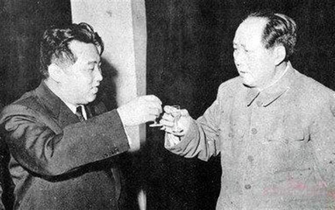 毛泽东与北韩领导人金日成敬酒。（图／网路）