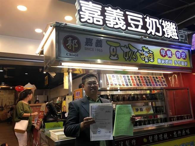 嘉义豆奶摊民雄店毒死硕士生案，刘姓负责人、郭姓执行长、吴姓晚班店长3人有期徒刑6个月，均得易科罚金。死亡硕士生父亲嘆「司法黑暗」。图为嘉义豆奶摊郭姓执行长。（中时资料照 廖素慧摄）