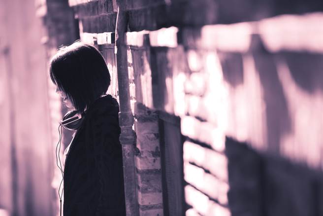 猪哥庙公染指年轻女信眾，小巷里逼吻更伸咸猪手。（示意图／Shutterstock）