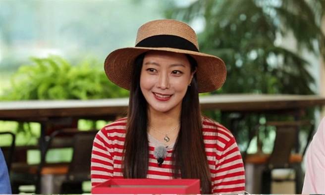 金喜善近日登上综艺节目，主动回应整形传闻。(取自韩网)