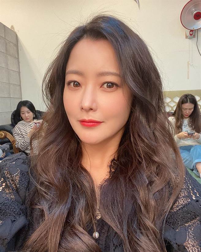 金喜善拥有一张零死角的无敌美貌。(取自金喜爱IG)