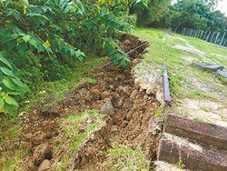 土石鬆動 縣府復建龍騰斷橋邊坡