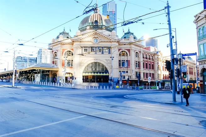 澳洲维多利亚省正经歷第2波新冠肺炎疫情大爆发，墨尔本街头空荡荡。（图／TPG、达志影像）