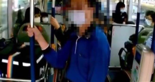 1名公车司机劝导久站刷卡机前的男乘客，竟呛「你少讲话，闭上你的嘴巴」。（翻摄网路／陈淑芬台中传真）