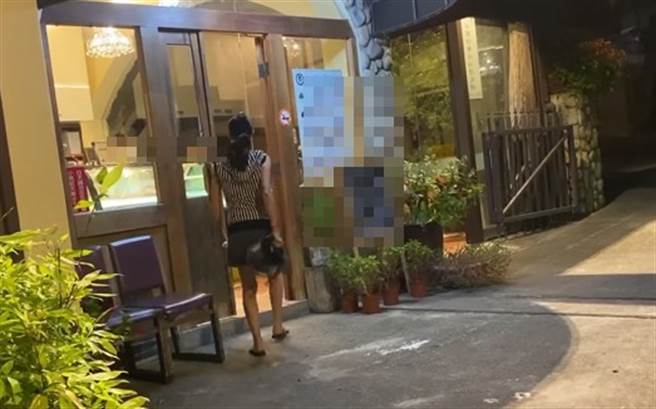妇人不满老公伤处被撞痛，气得对女店员大骂。（爆料公社／苏育宣翻摄）