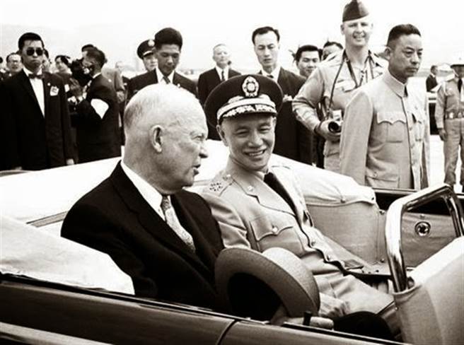 美前總統艾森豪曾於1960年訪台，中華民國前總統蔣介石前往迎接。（圖／本報檔案照）