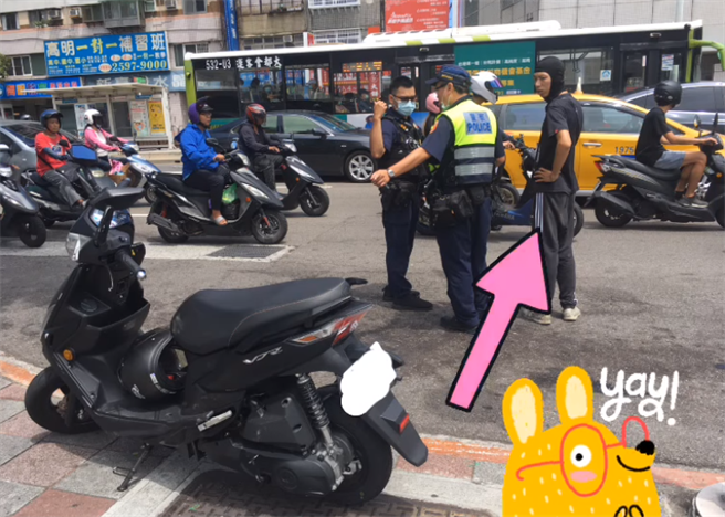 1名网友表示，昨日(22日)在民权西路捷运站前，惊见1场意外车祸，警消人员当时都尚未赶到，却见到1名熊猫外送员立即主动停下车上前查看伤患情况，而感到相当暖心。(爆料公社二社网友提供)