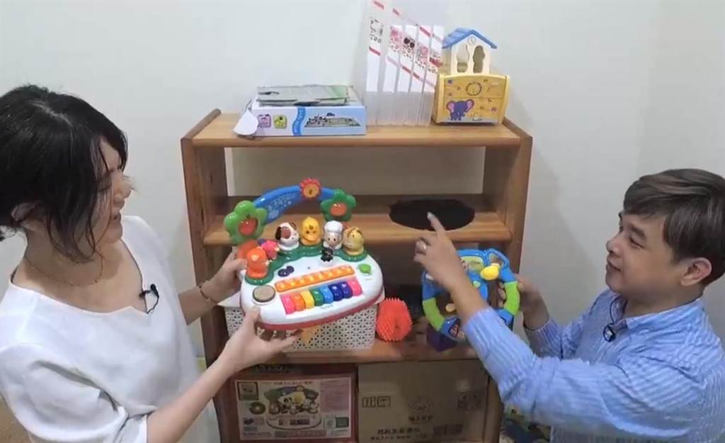 使用玩具底部剪影的方式，教導孩子如何收納玩具。
