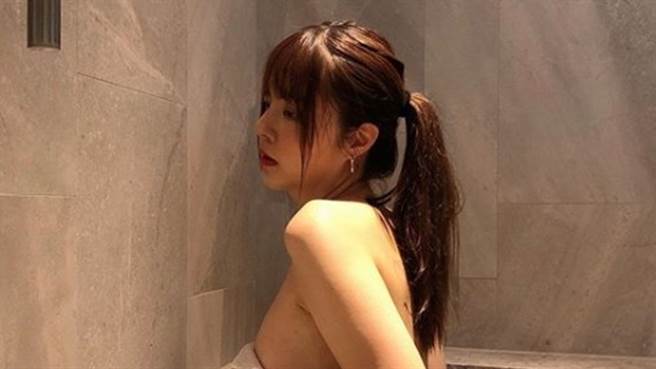 超直白将B罩杯隆到E.（图／IG@ afra_0629）