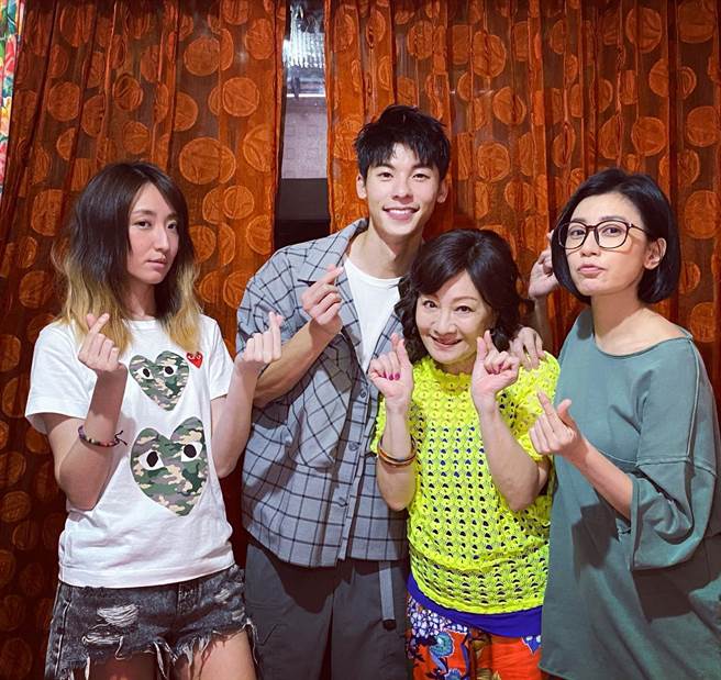 贾静雯、比莉和柯佳嬿跟风与许光汉合照。（图／IG@贾静雯）