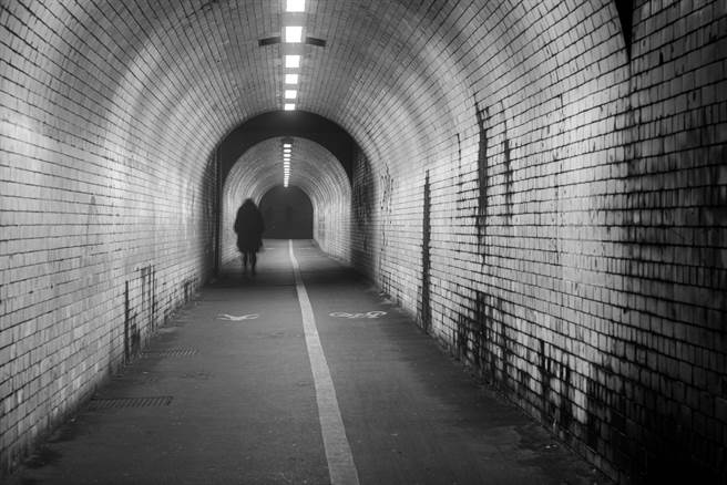 高中女学生被抓交替 返家拜妈祖大惊「后面跟3个」(示意图/达志影像)