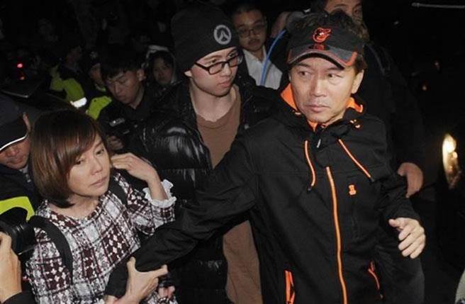 孙安佐（中）在美持有枪枝零件，士林依违反枪炮弹药刀械管制条例未经许可制造枪枝未遂罪提起公诉。（报系资料照／李文正台北传真）