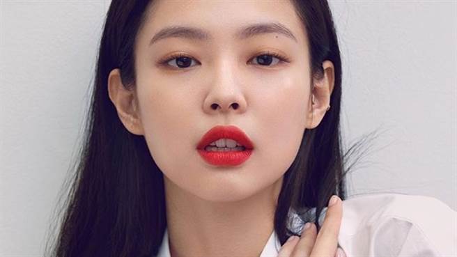 「人间香奈儿」Jennie白衬衫下身没穿  趴地泄害羞黑影(图／IG@jennierubyjane）