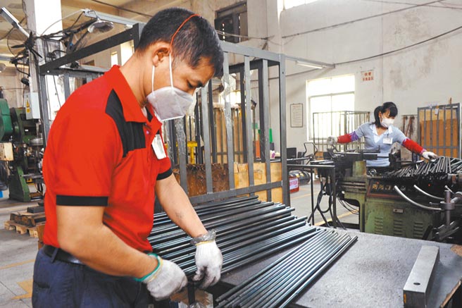 在福建設廠的台企泰峰金屬工業，員工在生產線上作業。（中新社）