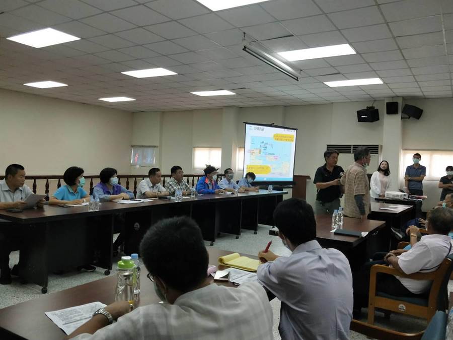 台中港漁民怒批港務分公司劃地為王，要求給漁民合理補償。（陳淑娥攝）