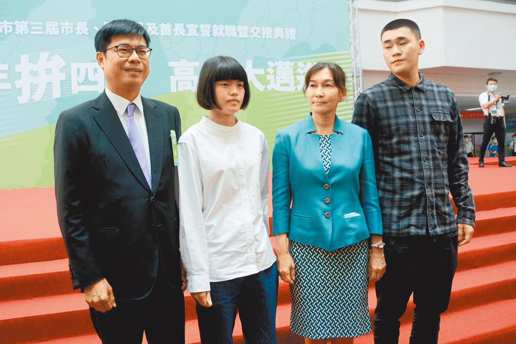 高雄市長陳其邁（左一）24日宣誓就職，會後與妻子、兒女合影留念。（林宏聰攝）
