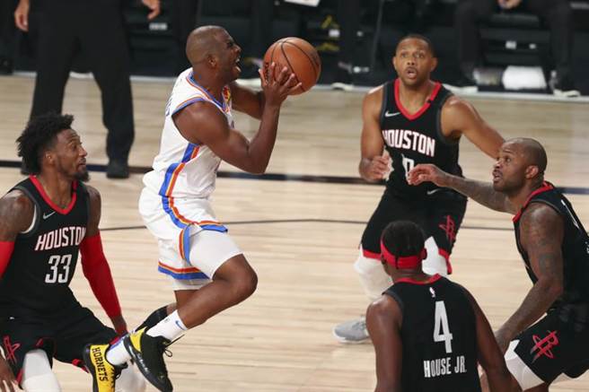 保罗上演王子復仇记，关键时刻跳投以及4罚俱中，率领雷霆击败老东家火箭，系列赛扳成2平。(美联社)