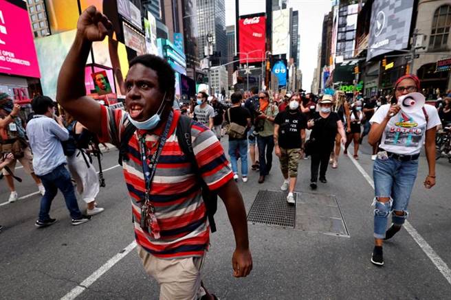 美国纽约民眾走上街头为布雷克鸣冤。（路透）