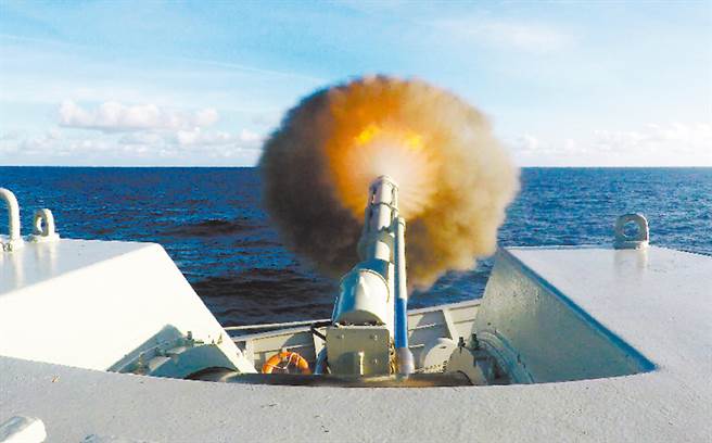 解放军南部战区海军驱逐舰支队组织舰艇编队，展开实战演习的画面（中国军网）