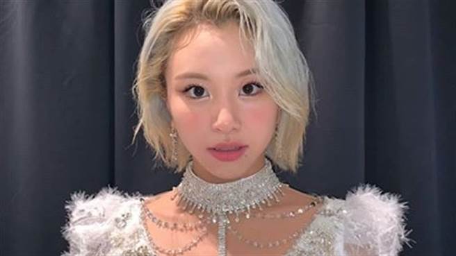 TWICE彩瑛私照藏彩蛋「领口V到底」泄饱满北半球（图／IG@twicetagram）