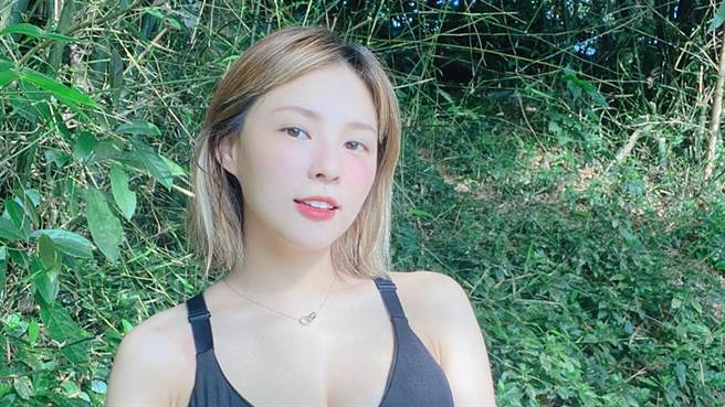 熊熊七夕晒比基尼福利照，肚皮状态成为焦点之一。（图／IG@熊熊）