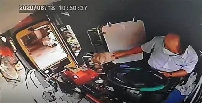 「嗡嗡嗡」黏着司机狂飞 他手一挥下1秒好惨(图/翻摄照片)