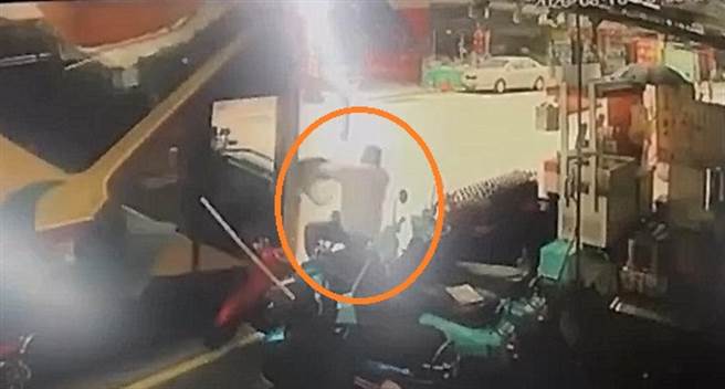 魏姓店员遭撞飞(图/翻摄照片)