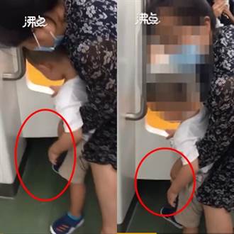「小孩」霸道的免死金牌 地鐵車廂人滿為患老媽讓男童直接脫褲撒尿