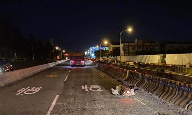 22岁叶姓女子骑乘机车，行经南滨路一段和华工三街口附近时，自摔擦撞水泥护栏倒地，惨遭同向曳引车车轮辗爆头，当场死亡。（警方提供／罗亦晽花莲传真）