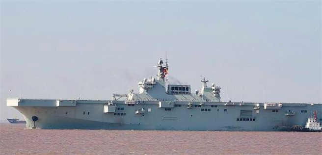 解放军075型两栖攻击舰首舰结束18天海试返港。（网路）
