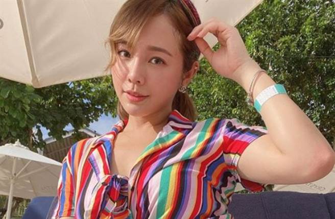 Apple扮美人鱼曝雪白双峰 贴身鱼尾裙看透ㄦ字腰（图／IG@xoxoapo）