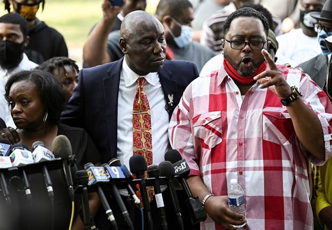 非裔男子布雷克遭警察从背后连开7枪，造成半身不遂，图右为他的父亲老布雷克。（图／路透社）