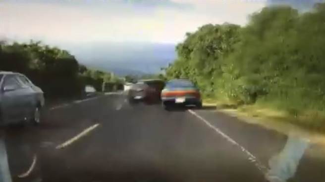 小钢炮超狂开车法下一秒狠摔入草丛，网回：「影片太疗癒」。（图／黑色豪门企业／苏育宣翻摄）