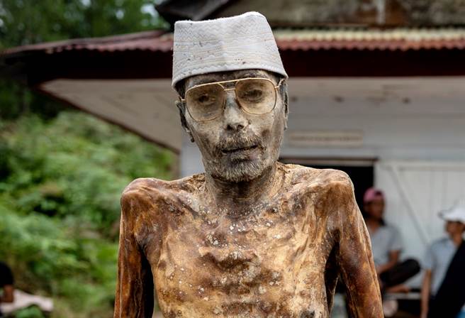 印尼南苏拉威西省Panggala社区一年一度的扫墓仪式「Ma’Nene」于8月登场，当地原住民会从坟墓中挖出祖先的木乃伊，好好为祖先的尸体、棺材打理一遍，为祖先换上新衣、添饰品，这些木乃伊保存得相当完好，肌肉纹理、毛髮都清晰可见。（图／TPG、达志影像）