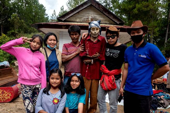 印尼托拉雅人将扫墓视为替祖先举行的第2次葬礼。（图／TPG、达志影像）