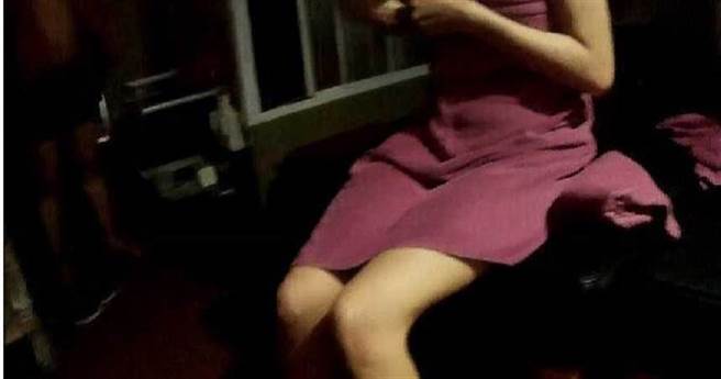 警埋伏听激烈撞击声还撕床单 破门惊见逆天D奶应召熟女(示意图/中时资料库)