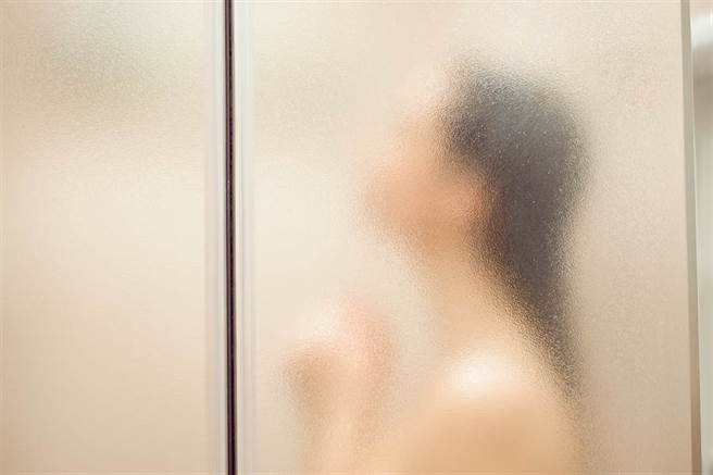 廣告男演員趁同房的女性友人洗澡，竟「全裸握鳥」闖入溶室，意圖不軌。(示意圖/達志影像)