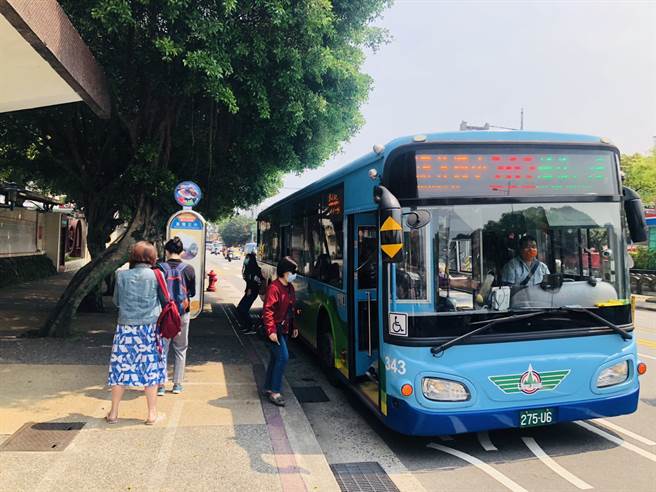 呛辣女乘客狂比6次中指，还呛公车司机「孬种」，他不忍了！（示意图／吴康玮摄）