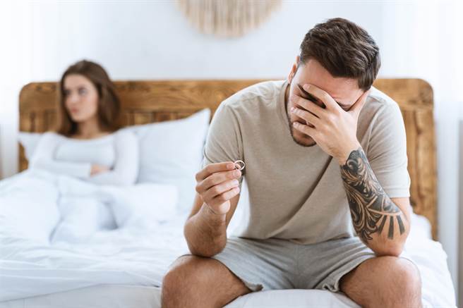 一位男网友在《靠北女友》上抱怨，自己收入被女友嫌太少而突然分手，不过网友反而认为，是他自我感觉太良好。（图／SHutterstock）